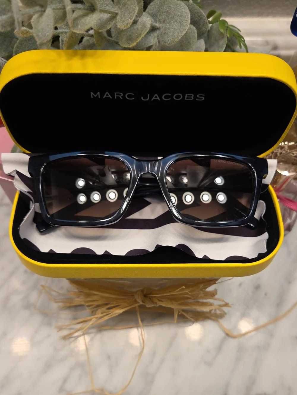 NWOT Marc Jacobs Navy Blue Square Sunglasses with Yellow Case And Cloth